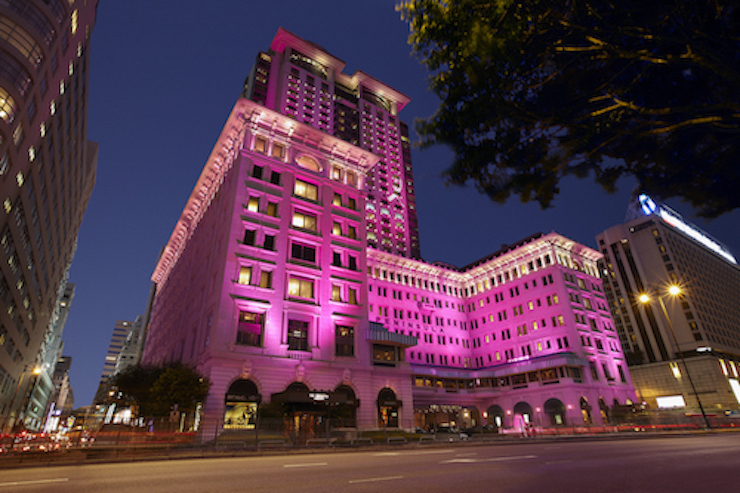 Pink allover! In diesem Oktober wird das Peninsula Hong Kong allabendlich zum pinken Eyecatcher und setzt damit ein Zeichen im Kampf gegen Brustkrebs.