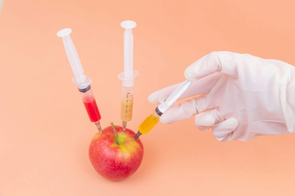 Apfel wird mit Vitamin-Infusionen bearbeitet